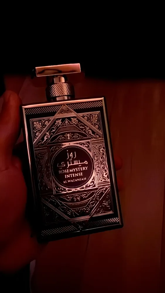 Frasco close-up Al Wataniah Rose Mystery Intense